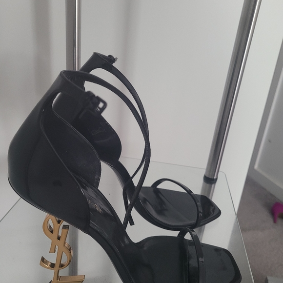 Black and gold heels - Picture 2 of 4